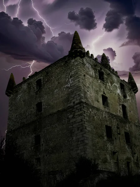 Kísértet Középkori Vadászház Egy Viharos Éjszakán Mennydörgéssel Illusztráció — Stock Fotó