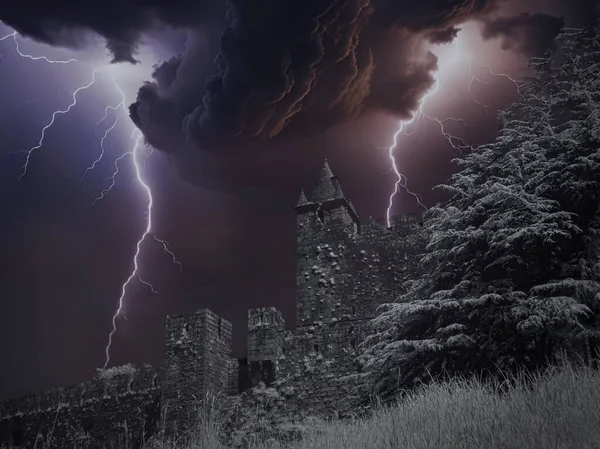 Ανατριχιαστικό Παλιό Ευρωπαϊκό Κάστρο Κάτω Από Βαριά Καταιγίδα Νύχτα — Φωτογραφία Αρχείου