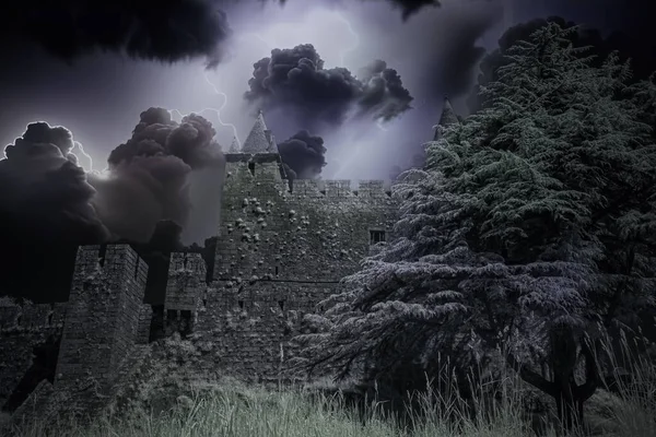 Şiddetli Fırtına Altında Ürkütücü Eski Avrupa Kalesi — Stok fotoğraf