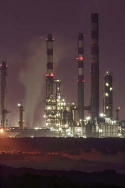 Geceleri eski petrol rafinerisi