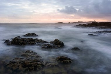 Portekiz Kuzey alacakaranlıkta kayalık plaj. Uzun pozlama.