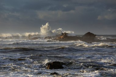 Fırtınalı deniz manzarası. Kış boyunca kuzey Portekiz kıyıları.