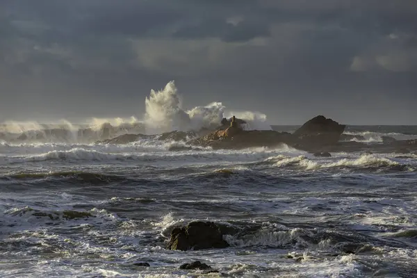 Fırtınalı deniz manzarası. Kış boyunca kuzey Portekiz kıyıları.