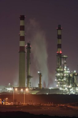 Geceleri eski bir petrol rafinerisinin parçası.