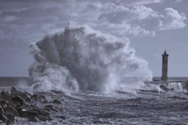 Büyük fırtınalı dalga sıçraması. Ave River Mouth, Vila do Conde, Kuzey Portekiz kıyısı. Kullanılan kızılötesi filtre.