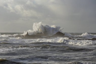 Dramatik fırtına dalgası sıçraması, Kuzey Portekiz kıyıları..