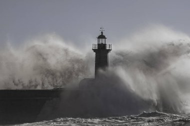 Kızıl ötesi büyük fırtına dalgası sıçraması. Douro nehri ağzı, Porto, Portekiz.