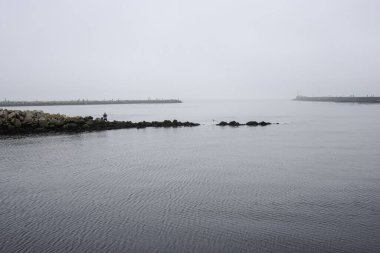 Huysuz deniz manzarası. Portekiz 'in kuzeyinde, Ave Nehri ağzında..