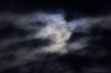 Dramatik karanlık bulutlu dolunay gecesi