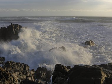 Portekiz 'in kuzeyindeki Labruge, S. Paio' nun küçük burnu. Gün batımında dalgalı bir deniz günü..