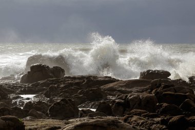Yağmur ve fırtınadan önce deniz. Baharın başlarında kuzey Portekiz kayalık kıyıları.