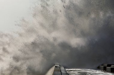 Rıhtımda büyük bir dalga sıçradı. Douro nehri ağzı, Portekiz 'in kuzeyinde..