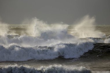 Dalgalı deniz, nemle filtrelenmiş güzel bir ışık. Kuzey Portekiz kıyıları.