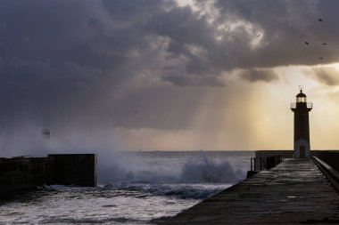 Gün batımında Douro Nehri Ağzı fenerinde