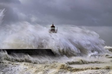 Eski nehir Douro ağız deniz feneri, Porto, Portekiz 'i kaplayan büyük fırtınalı dalgalar.
