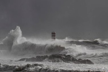 Douro nehrinin ağzında, deniz dalgaları tarafından filtrelenmiş ilginç bir ışık var.