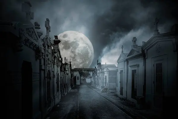 ヨーロッパの古い墓地満月霧の夜の通り — ストック写真