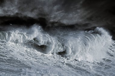 Portekizli maliyet üzerinden büyük Atlantik dalga. Gelişmiş bir gökyüzü. tonda mavi