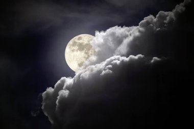 Dolunay bulutlu bir gecede