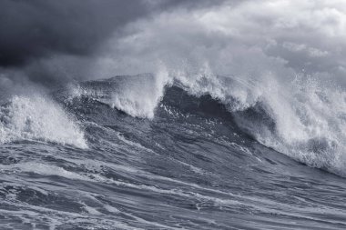 Detaylı Atlantik fırtınalı büyük dalga; tonlu mavi, gelişmiş gökyüzü