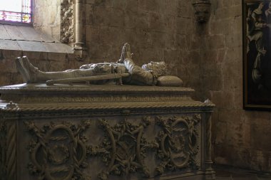 Lisbon, Portekiz - 5 Mart 2013: arkadan aydınlatmalı mezar şairin luis de camoes karşı büyük bir pencere motifli keşifler için ilgili. Lizbon, unesco dünya mirası Jeronimos monastery.