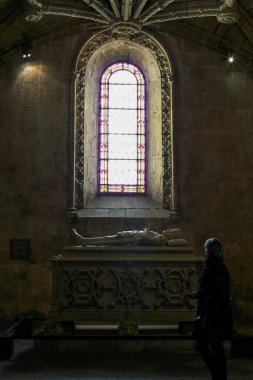 Lisbon, Portekiz - 5 Mart 2013: arkadan aydınlatmalı mezar şairin luis de camoes karşı büyük bir pencere motifli keşifler için ilgili. Lizbon, unesco dünya mirası Jeronimos monastery.