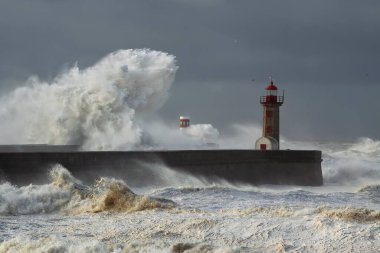 Yılın ilk büyük fırtınasında Douro River Mouth; Rüzgar rüzgarları 140 km 'ye ulaştı; fotoğraf 19 Ocak 2013' te çekildi..