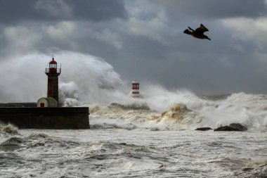 Yılın ilk büyük fırtınasında Douro River Mouth; Rüzgar rüzgarları 140 / 150 Km 'ye ulaşır; fotoğraf 19 Ocak 2013' te çekildi..