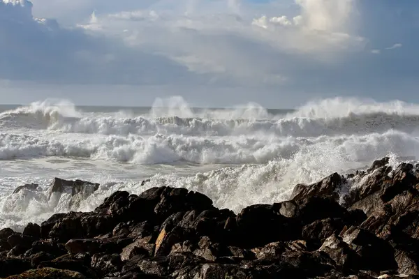 ラフな海だが晴れた日 ポルトガル北部 ロイヤリティフリーのストック写真