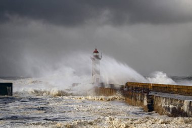 Yılın ilk büyük fırtınasında Douro River Mouth; Rüzgar rüzgarları 140 km 'ye ulaştı; fotoğraf 19 Ocak 2013' te çekildi..