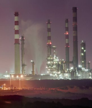 büyük petrol rafinerisi gece bir parçası