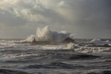 Kuzey Portekiz kıyıları tipik kuzey rüzgarı fırtınası