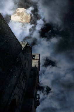 Ortaçağ kilise ile bulutların ve yıldızların Dolunay geceleri