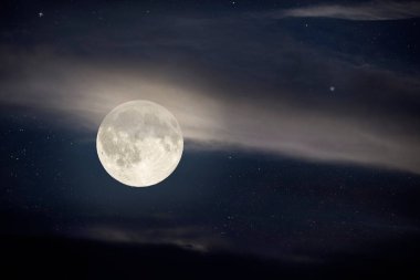 yıldız ile bulutlu dolunay gecesi