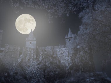 Dolunay geceleri gizemli Ortaçağ Kalesi