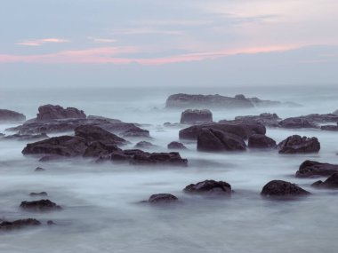 Gün batımında Rocky Sea Sahili 'nde uzun süre çekim                                    