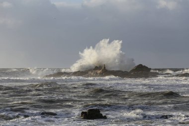 Dramatik fırtına dalgası sıçraması, Kuzey Portekiz kıyıları..