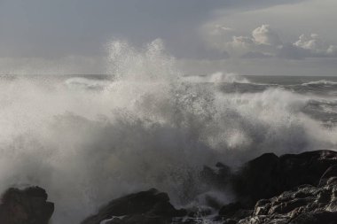 Fırtınalı dalgalar yaklaşıyor. Kış boyunca kuzey Portekiz kıyıları.