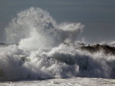 Büyük fırtınalı kırma dalgalar. Ön plan dalga üzerinde odaklanmak.