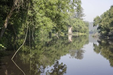 Ave nehrinin sınırındaki eski su değirmeni, kuzey Portekiz.