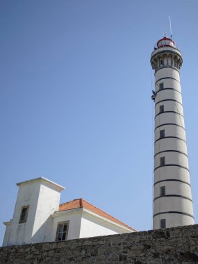 Portekiz 'in kuzeyinden bir deniz fenerinin bakımında çalışan profesyonel dağcılar..