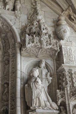 Portekizli Kral I. Manuel 'in karısı D. Maria' nın heykeli, Jeronimos manastırının ana girişinin sol tarafında Aziz John tarafından korunuyor..