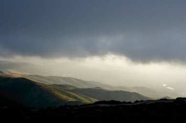 Kuzey Portekiz dağları gün batımında güzel bir ışıkla.