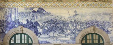Porto, Portekiz - 4 Mart 2015: Sanatçı Jorge Colaco tarafından 1905 ve 1906 yılları arasında kurulan ünlü fayanslı Sao Bento tren istasyonu. Bu mozaik, Arcos de Valvevez turnuvası olarak bilinen önemli bir ortaçağ etkinliğini temsil ediyor..
