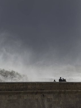 Denize hücum. Douro nehri ağzı, Porto, Portekiz.