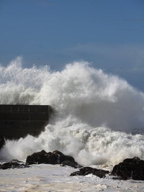 büyük beyaz dalga bir iskele fırtınalı ama güneşli bir sabah douro liman, porto, karşı