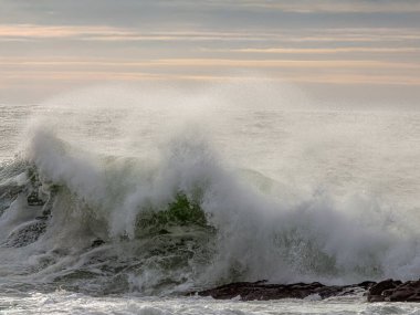 Gün batımında fırtınalı bir deniz dalgası