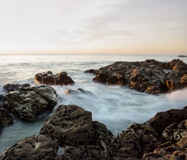 Alacakaranlıkta kuzey Portekiz sahilleri. Uzun pozlama.                     