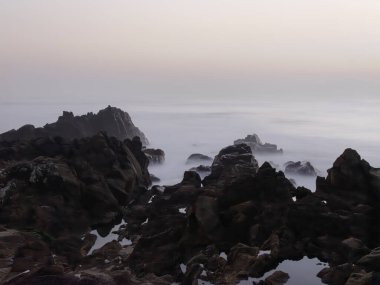 Alacakaranlıkta kuzey Portekiz sahilleri. Uzun pozlama.                                    