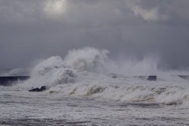 Douro nehri ağzı kış fırtınası sırasında, Porto, Portekiz 'in kuzeyinde..